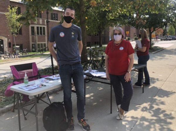 Karen Kedrowski, Catt Center director, and Zach Johnson, president of Vote Everywhere, help students to register to vote on National Voter Registration Day. Photo by Katherine Kealey.